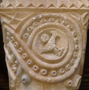 Un dels capitells del claustre.