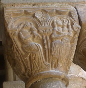 Capitell amb una noia pentinant-se.