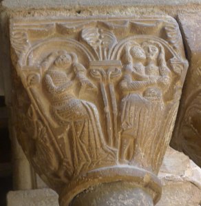 Capitell amb una noia pentinant-se.