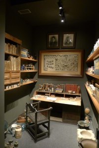 Despatx de la farmàcia Esteva amb mobles i estris.