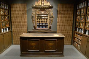 La farmàcia Esteva amb el cordialer i els flascons d'època.