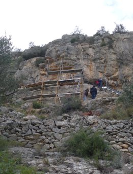 Un dels abrics amb una bastida pels arqueòlegs.