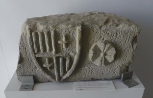 Escut de Barcelona procedent de Santa Maria de Lourdes, exposat al Centre d'Interpretació.