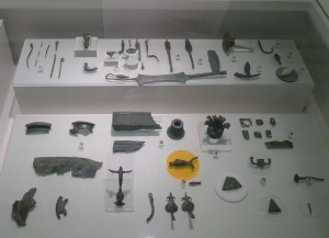 Objectes trobats a les excavacions exposats al Centre d'Interpretació.