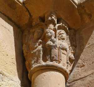 Capitell de la portalada de l'església de Sant Pere.