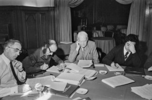 Jornades Internacionals d’Economia a S’Agaró. Al centre, el Premi Nobel d’Economia, John Richard Hicks, 1975. Fotografia de Narcís Sans Prats. Ajuntament de Girona, Centre de Recerca i Difusió de la Imatge (CRDI)