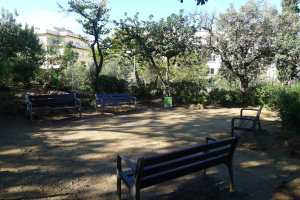 Zona d'estada amb bancs.