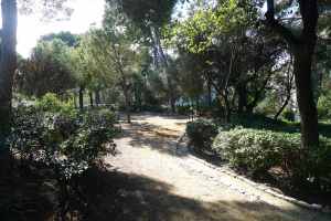 Zona d'estada amb bancs.