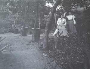 Maria Puig de Abaria i Manuela Gil al pla dels ruscos. 1904. Arxiu Família Gil i Escolá. Mercé Ferrer Escolá.