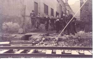 Personal de Tallers Aragall a la porta del local de Soler i Rovirosa. xmaluquer.