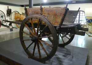 Carro singular, amb pintures i fusta esculpida.