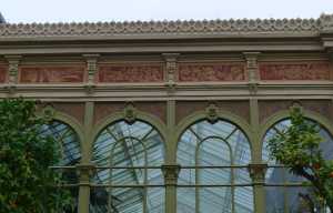 Hivernacle. Detall de l'estructura i dels plafons florals.