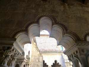 Detall d'un arc lobulat del claustre.