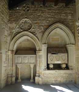 Sepulcres al claustre. A la dreta, sarcòfag dels Bel-lloc.