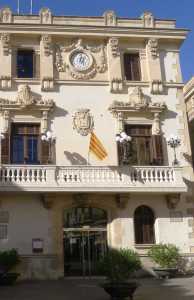 Casa de la Vila. Balconada i rellotge envoltat de garlandes.