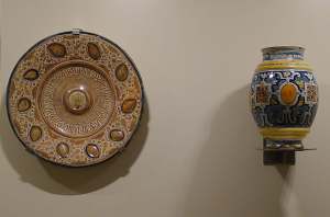 Plat (Manises) i gerra (Talavera de la Reina). S. XVI.