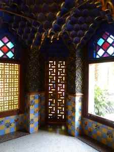 Porta d'accés al jardí des del fumador.