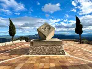 Espai memorial a la cota 705 a la serra de Pàndols.