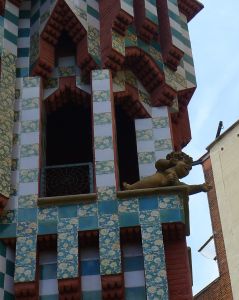 Tribuna a les golfes amb una figura infantil. 
