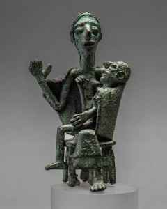 Dona asseguda amb infants. Bronze. MAC.