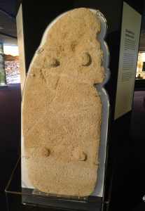 Estela amb pits. JAF.