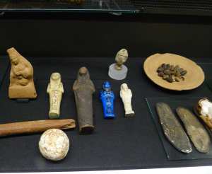 Amulets i estatuetes funeràries egípcies a la sala Egipcia.