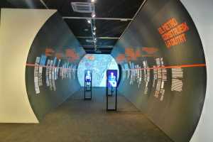 Simulació d'ún túnel amb la cronologia del metro.