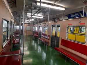 Interior d'un vagó de la sèrie 400 que va circular per la línia 1.