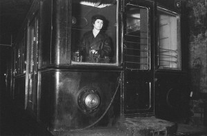 Dona fent de motorista durant la guerra civil. Foto: Pérez de Rozas. Fundació TMB.