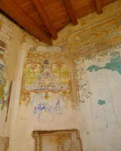 Restes de pintura en una de les habitacions. Foto JAF.