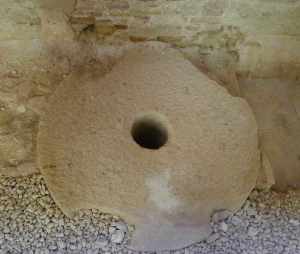 Roda de molí al costat de la base de la torre Sobirana. Foto JAF.