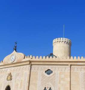 La torre Sobirana i el rellotge que corona la façana. Foto JAF.