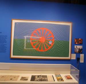 Bandera romaní a l'exposició. Foto JAF.
