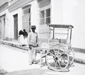 Venedor ambulant de gelats als carrers de l'Havana, el 1890.