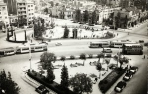 Tramvies a la plaça Maragall a la d`¡ecada de 1950. Fons THClotCarpa.