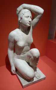 Escultura noucentista Noia genoll a terra i un colom, de Rafael Solanic Escaiola. Vers 1934.