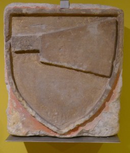 Carreu amb l'escut de la confraria de carnissers. Església del convent del Carme. S XIV.
