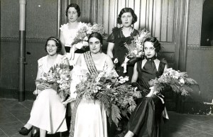 Miss Metro i la cort d'honor. Any 1934. Foto Pérez de Rozas. Arxiu Fundació TMB.