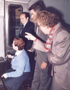 Primera dona motorista, amb Mercè Sala i Pasqual Maragall. Any 1986. Foto Canet. Arxiu Fundació TMB.