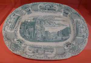 Safata decorada amb imatges dels passeigs de l'Argentera i d'Isabel II. S. XIX.