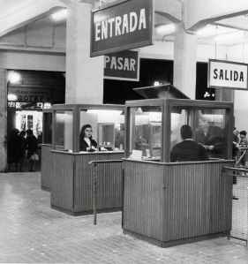 Taquilles a l'estació de Fontana, el 1960. Una de les taquilles amb el sostre obert per a ventilar. Foto Brangulí. Arxiu Fundació TMB.