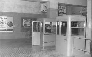 Taquillera a l'estació Maragall, dècada de 1960, amb la porta de la taquilla oberta per ventilar. Foto: Montero. Arxiu Fundació TMB.