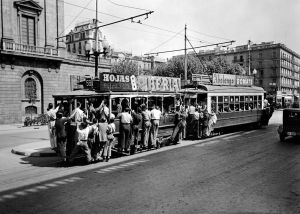 Tramvia ple a rebentar a finals de la dècada de 1940. Foto: Pérez de Rozas.AFBFotogra