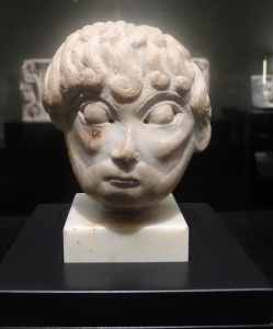 Cap humà. taller Mestre de Cabestany. Col·lecció Armengol-Junyent.