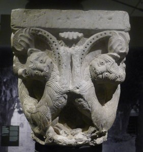 Capitell amb lleons rampants.