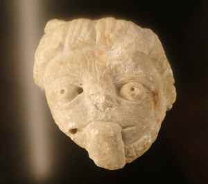 Cap masculí traient la llengua. Santa Helena de Rodes. Mestre de Cabestany.