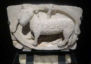 Clau d'arquivolta amb Agnus Dei. Portada de l'església. Mestre de Cabestany.