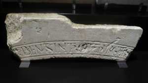 Fragment d'arquivolta amb inscripció. Mestre de Cabestany.