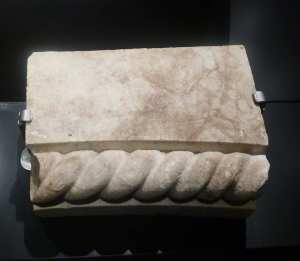 Fragment de dovella de la portada. Mestre de Cabestany. Col·lecció particular.