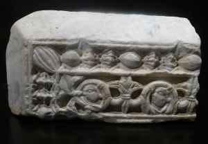 Fragment de marc de la portada de Sant Pere de Rodes. Museu Castell de Peralada.